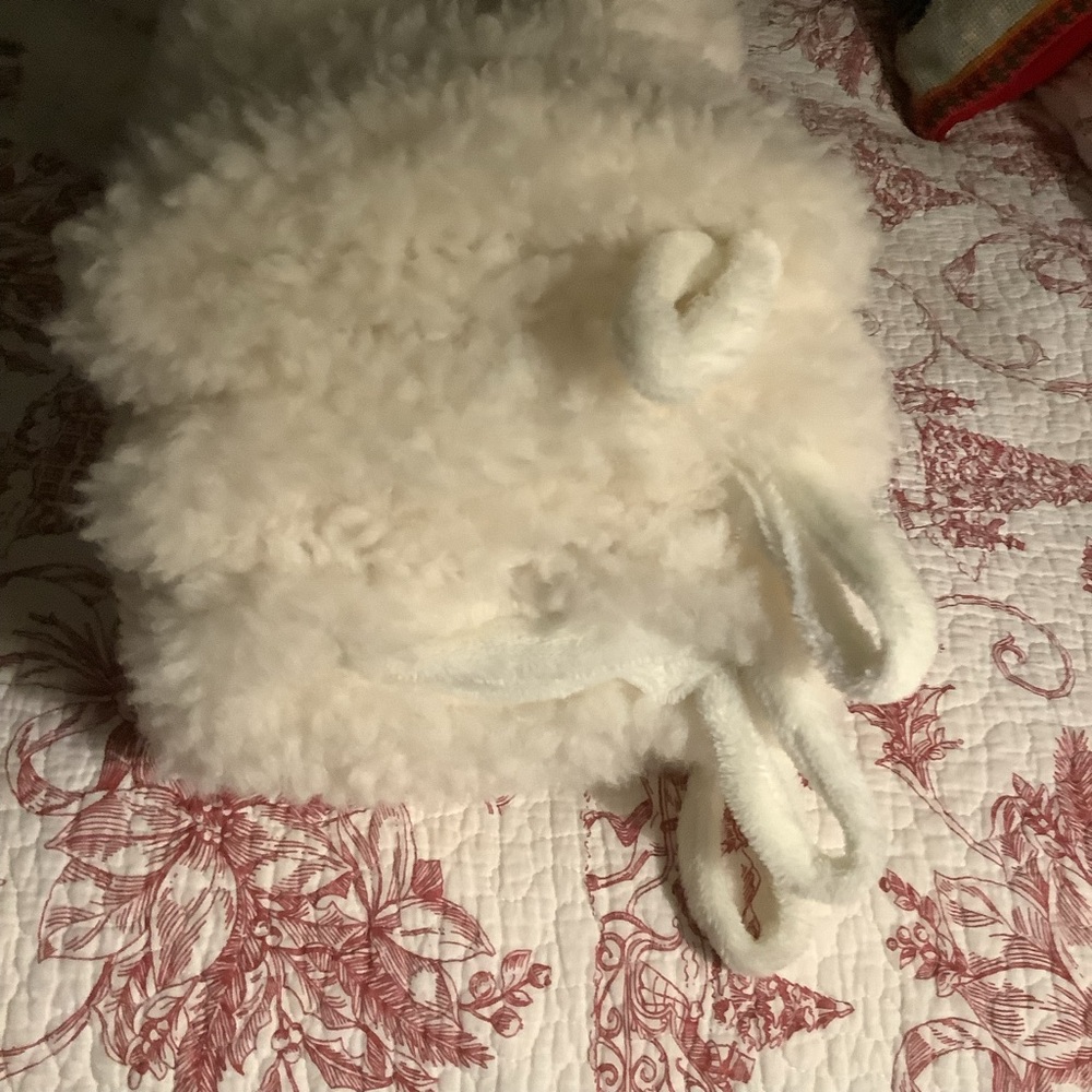 Four Tahari Fluffy White Christmas Stockings NWOT - Picture 10 of 12